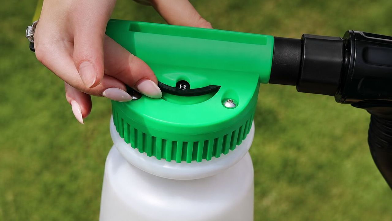 Setting the ratio dial on the hose-end sprayer